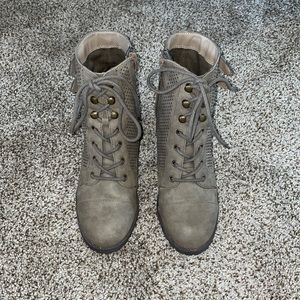 Woman’s Grey Size 8 Short Boots